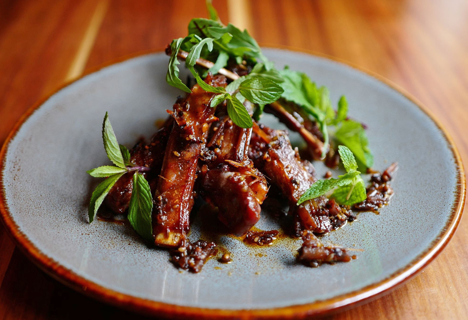 An Di+東洋肉店「仔羊スペアリブ・レモングラスサテ」