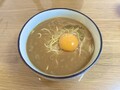 徳島ラーメンに生卵をトッピング