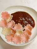 華やかな桜麺とカレー