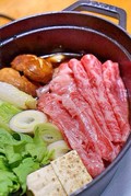 焼いて食べる関西風と煮て食べる関東風どちらもチャレンジしました。どちらも美味しかったけど最初は関西風の食べ方がお肉の味や香りを引き立てるのでお奨めします。