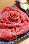 綺麗なお肉を花形に盛り付けてみました。つやつやな脂をまとったお肉は見事に 美しさを最大限に魅せてくれました。味も見た目も最高です