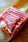 届いたお肉は一枚ずつラッピングされた高級感。ビニールの上からでも上質感が伝わってきます。
