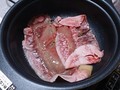 まずは高級すき焼き屋さんのようにお肉自体を味わわせてもらいました。ジューッという音と共にお肉の良い香りが立ち込めました。本当に良いお肉です、この感想を書きながらでも思い出してしまいます。