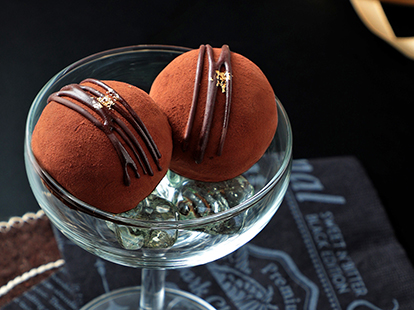 ベストお取り寄せ大賞2025 洋和菓子・和スイーツ 部門 銅賞 / 生チョコ大福10個入りギフトボックスタイプ/菓子香房 大阪・甘泉堂