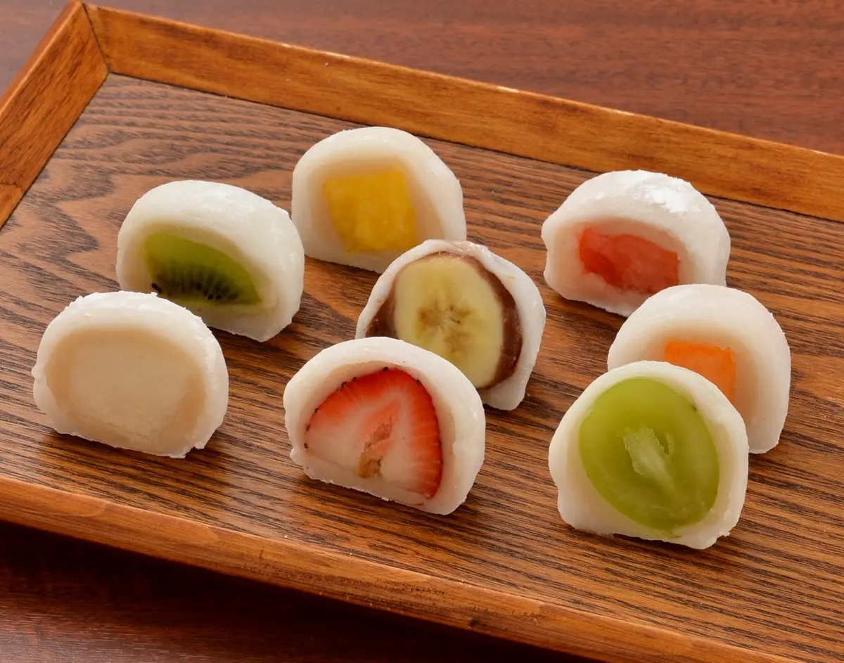 フルーツ大福　イチゴ・キウイフルーツ・パイナップル　各２個入り　合計６個入りの画像