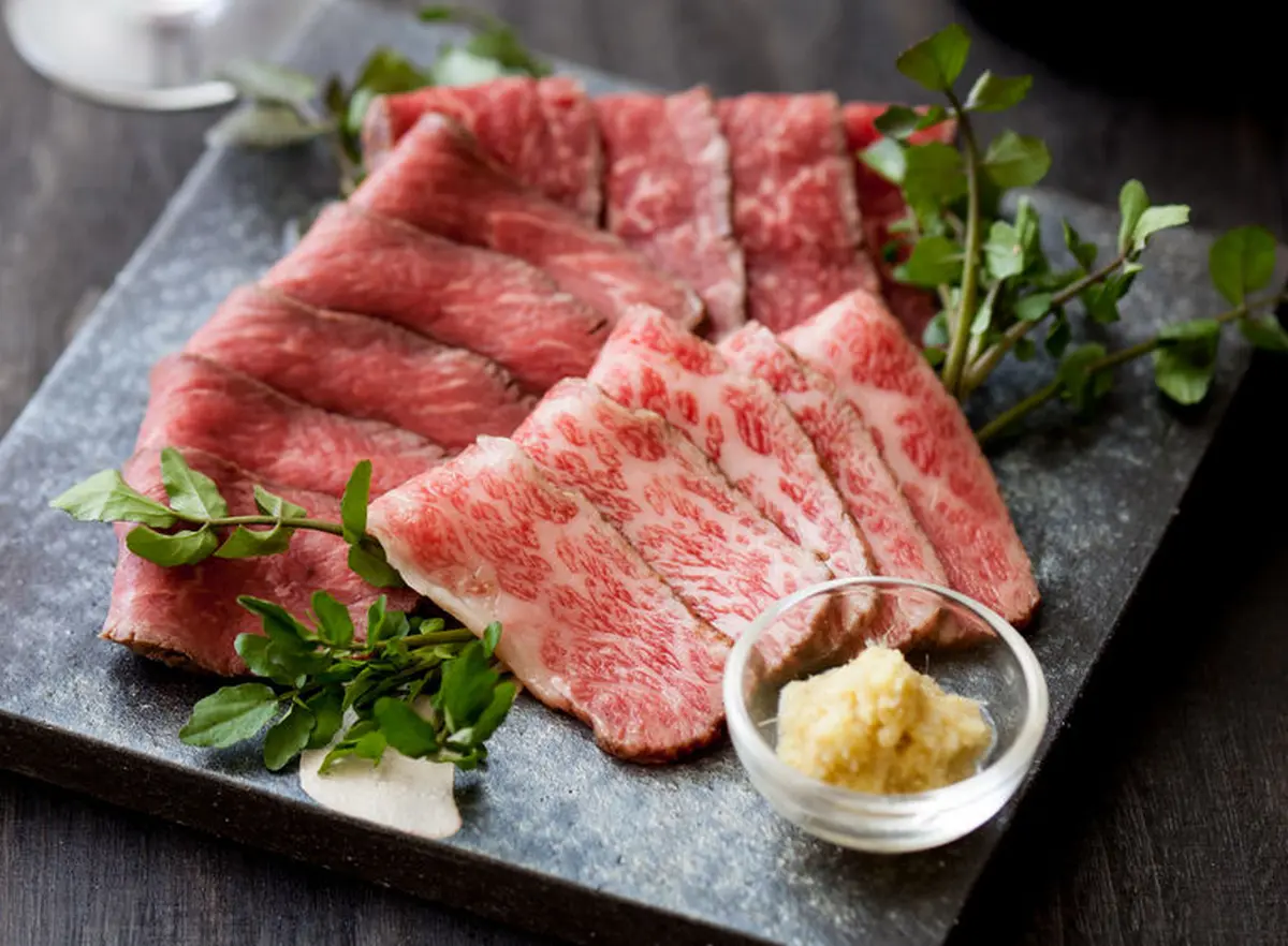 近江牛特選和風とろ生ローストビーフ （トロ赤身合計250gセット）【化粧箱入】の画像