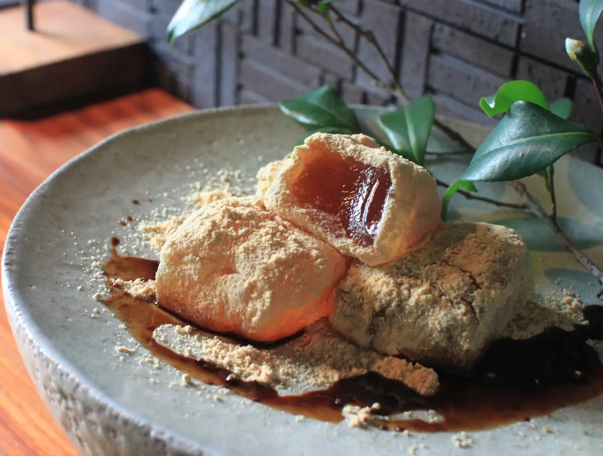 桐箱入り 由布院わらび餅 真空パック200g×4個詰合せ （きな粉×2、抹茶きな粉×1、黒糖きな粉×1）の画像