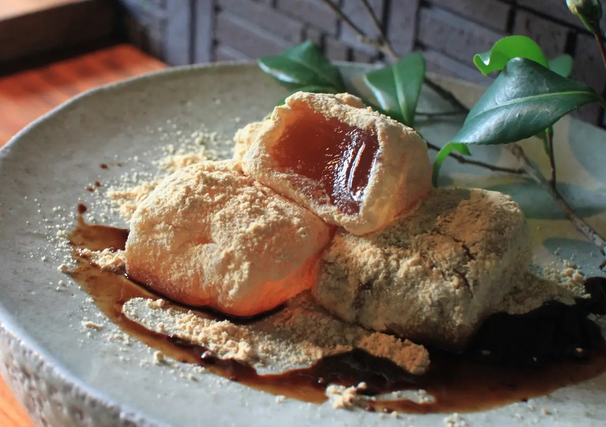 桐箱入り 由布院わらび餅 真空パック200g×4個詰合せ（きな粉×2、抹茶きな粉×1、黒糖きな粉×1）の画像