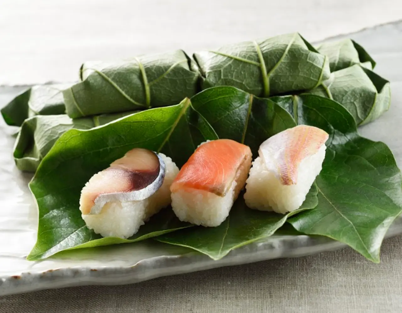 柿の葉すし　紙箱 さば・さけ・たい詰合せ 21個入りの画像