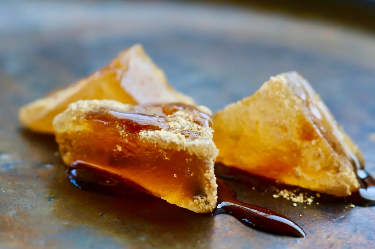 桐箱入り 由布院わらび餅 真空パック 200g×2個詰合せ（黒糖きな粉・きな粉）の画像