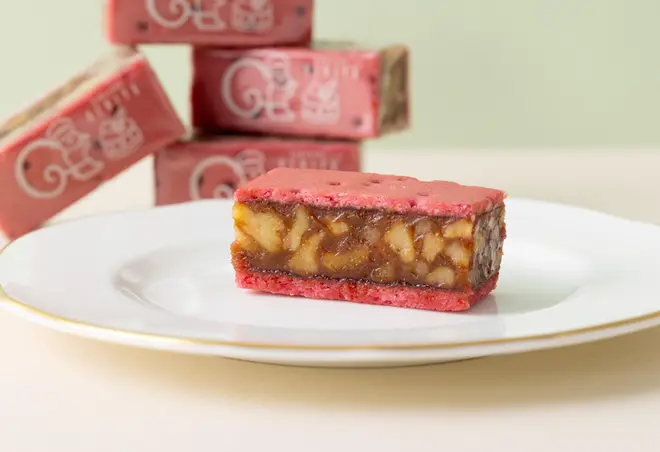 クルミッ子＆イスパハン クルミッ子 6個入（缶）　マカロン4個詰合わせ　オリジナルランチトート・缶バッジ2種（各1個）セットのサブ画像