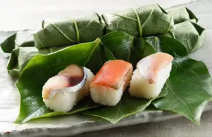 柿の葉すし　紙箱 さば・さけ・たい詰合せ 21個入りのサムネイル