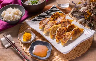 パンパン餃子 味噌だれ付き（5～6人前30個）のサムネイル