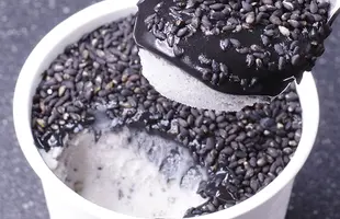 胡麻ジェラ 極 濃香黒ごま三層仕立てのサムネイル