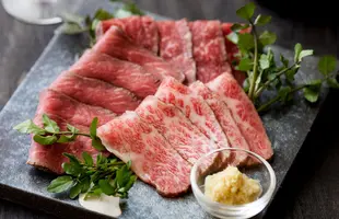近江牛特選和風とろ生ローストビーフのサムネイル