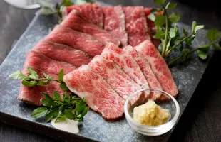 近江牛特選和風とろ生ローストビーフ （トロ赤身合計250gセット）【化粧箱入】のサムネイル