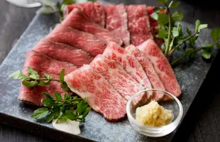 近江牛特選和風とろ生ローストビーフ（トロ赤身合計250gセット）【化粧箱入】のサムネイル