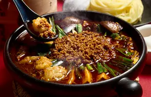 本格四川 痺れる辛さの麻婆もつ鍋（2～3人前）のサムネイル