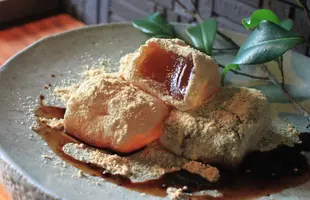 桐箱入り 由布院わらび餅 真空パック200g×4個詰合せ（きな粉×2、抹茶きな粉×1、黒糖きな粉×1）のサムネイル