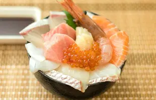 8種の海鮮丼のサムネイル