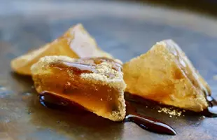 桐箱入り 由布院わらび餅 真空パック 200g×2個詰合せ（黒糖きな粉・きな粉）のサムネイル