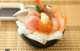 8種の海鮮丼のサムネイル