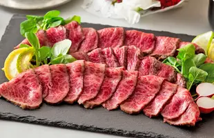 近江牛特選和風とろ生ローストビーフ（トロ赤身合計250gセット）【化粧箱入】のサムネイル