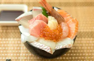 8種の海鮮丼のサムネイル