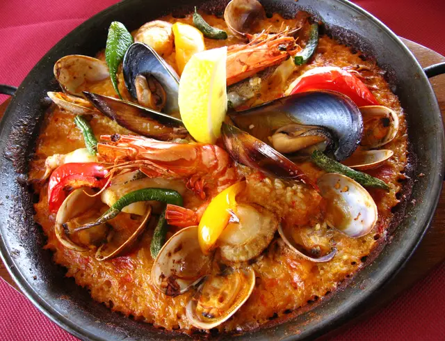 贅沢魚介のパエリア2名様分の画像