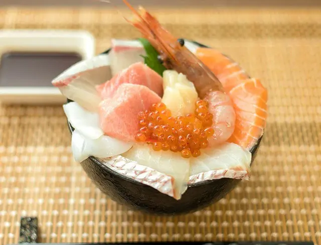 8種の海鮮丼の画像