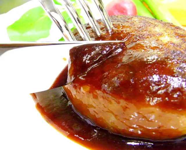 イベリコ豚肉100％ハンバーグ4個セット【岩住ゆうこさん推薦】の画像