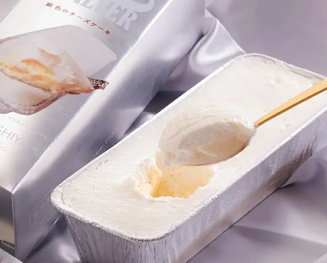 銀色のチーズケーキの画像