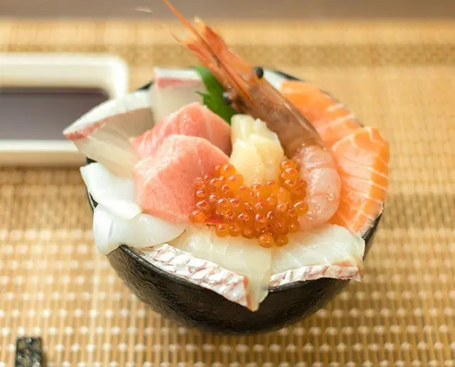 8種の海鮮丼の画像