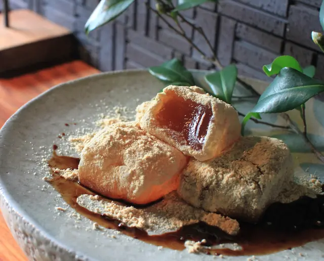 桐箱入り 由布院わらび餅 真空パック200g×4個詰合せ（きな粉×2、抹茶きな粉×1、黒糖きな粉×1） の画像