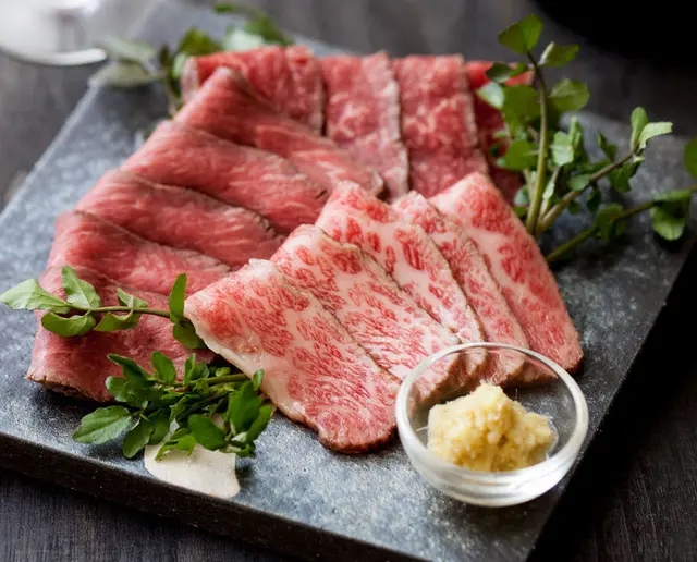近江牛特選和風とろ生ローストビーフ（トロ赤身合計250gセット）【化粧箱入】の画像