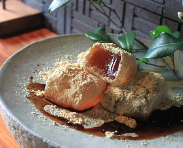 桐箱入り 由布院わらび餅 真空パック200g×4個詰合せ（きな粉×2、抹茶きな粉×1、黒糖きな粉×1）の画像