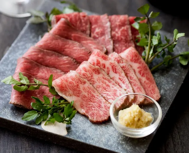 近江牛特選和風とろ生ローストビーフ（トロ赤身合計250gセット）【化粧箱入】の画像