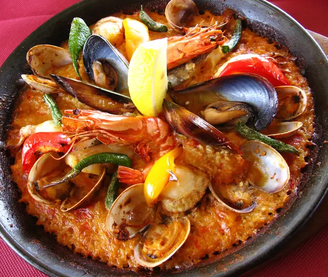 贅沢魚介のパエリア2名様分