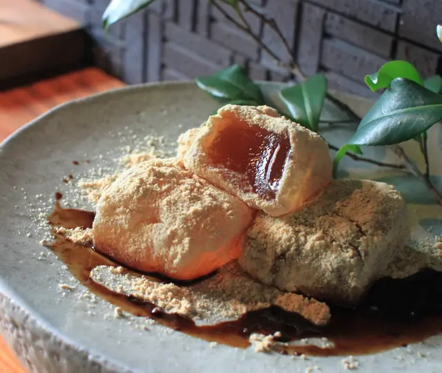 桐箱入り 由布院わらび餅 真空パック200g×4個詰合せ（きな粉×2、抹茶きな粉×1、黒糖きな粉×1）