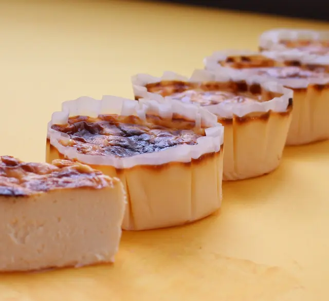 【ご自宅用】生バスクチーズケーキ６個セット（プレーン３個・ショコラ３個）の画像