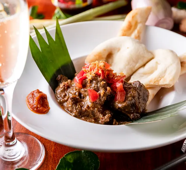 本場の牛肉＆鶏肉ルンダン＋ナシゴレンミールキット＆クッキーセットの画像