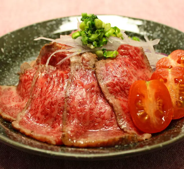 近江牛特選和風とろ生ローストビーフ（トロ赤身合計250gセット）【化粧箱入】の画像