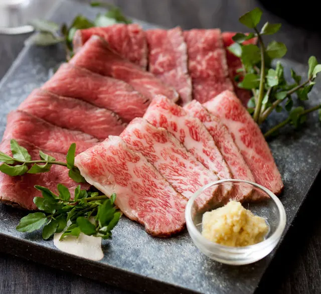 近江牛特選和風とろ生ローストビーフ（トロ赤身合計250gセット）【化粧箱入】の画像
