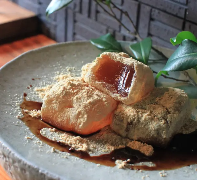 桐箱入り 由布院わらび餅 真空パック200g×4個詰合せ（きな粉×2、抹茶きな粉×1、黒糖きな粉×1）の画像