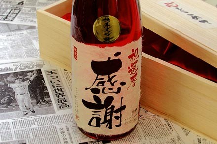 新聞付き名入れ酒 純米の大吟醸　真紅 1800ml 桐箱入り