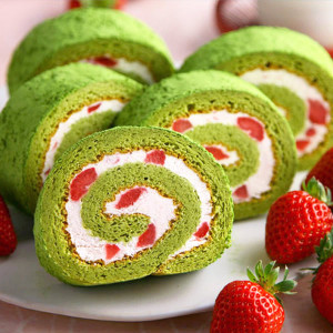 つぶつぶ苺抹茶ロールケーキ