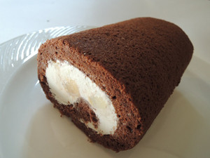 洋梨のチョコレートロールケーキ