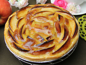 たっぷり敷き詰めた美しい花のアップルパイ