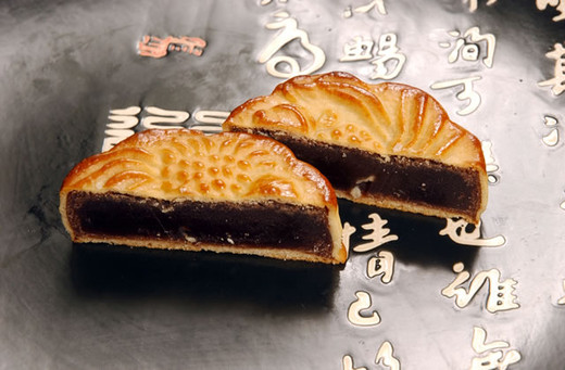 金魚月餅（スイカの種入黒あん月餅）