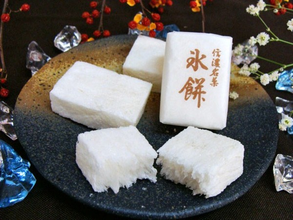 干菓子と葛湯、ふたつの味わいが楽しめる優しい甘さの郷土菓子